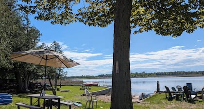 Charming 4-bedroom cottage ON Tawas Lake Pet, kid-friendly. Great Bird watching!