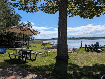 Charming 4-bedroom cottage ON Tawas Lake Pet, kid-friendly. Great Bird watching!
