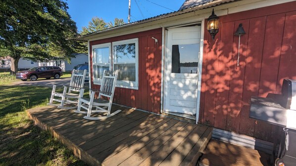 Terrace/patio - Charming 4-bedroom cottage ON Tawas Lake Pet, kid-friendly. Great Bird watching! (East Tawas)