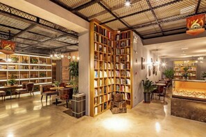A spacious library with bookshelves, seating areas, and a reception desk. - James Joyce Coffetel (Culture Center Metro Station, Youyi Road) (Tianjin)