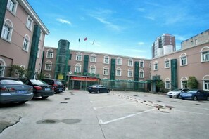 Free self parking - GreenTree Inn (Nanjing Yuhuatai Scenic Area, Zhonghuamen Metro Station) (Nanjing)