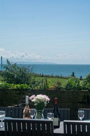Outdoor dining - Bella Vista - sleeps 8 guests  in 4 bedrooms (Criccieth)
