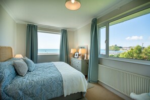 4 bedrooms, WiFi, bed sheets - Bella Vista - sleeps 8 guests  in 4 bedrooms (Criccieth)