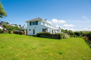 Exterior - Bella Vista - sleeps 8 guests  in 4 bedrooms (Criccieth)