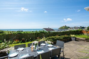 Outdoor dining - Bella Vista - sleeps 8 guests  in 4 bedrooms (Criccieth)