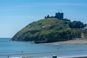 Beach - Bella Vista - sleeps 8 guests  in 4 bedrooms (Criccieth)