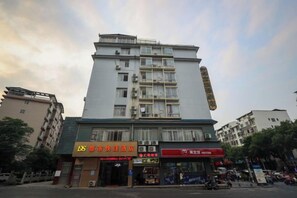 A multi-story building with a commercial ground floor, including a restaurant and a shop. - Guilin City Express Hotel (Guilin)