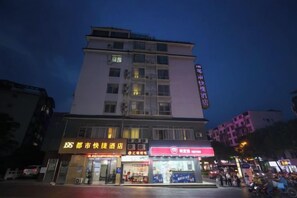 A multi-story hotel with signage for a restaurant and a hotel service. - Guilin City Express Hotel (Guilin)