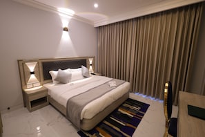 Habitación básica doble | Escritorio, espacio para trabajar con laptop y insonorización 