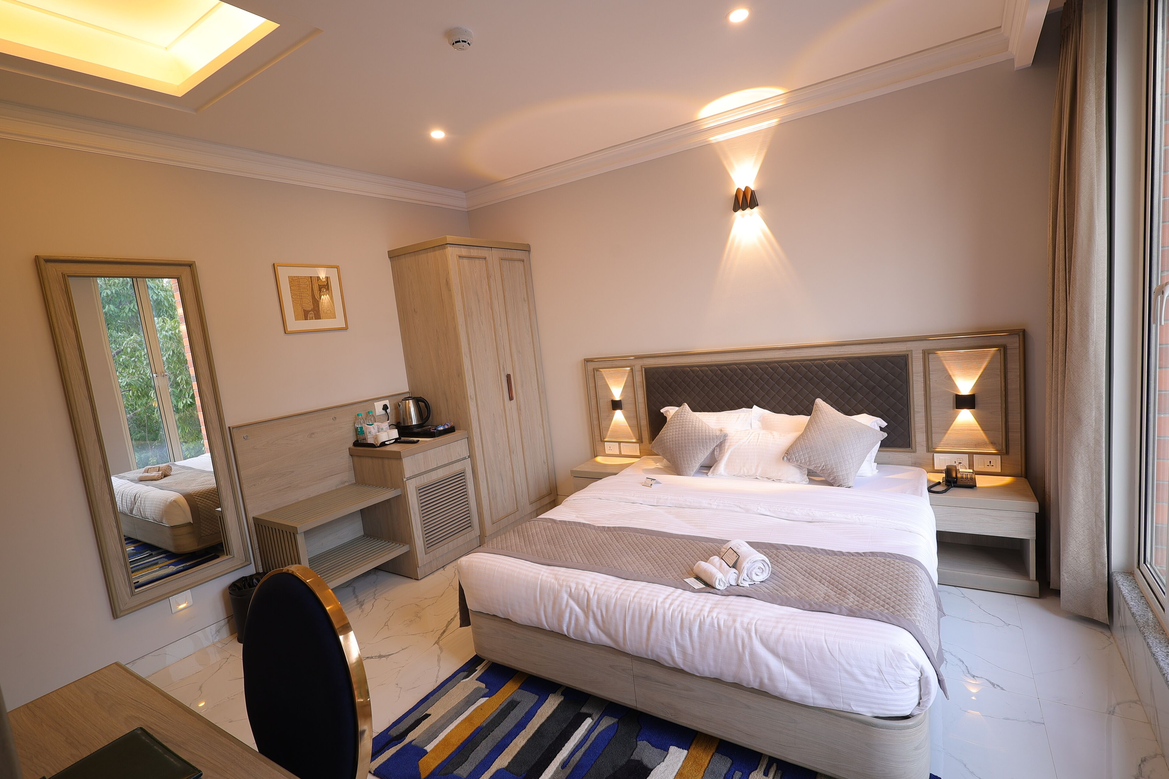 Desk, laptop workspace, soundproofing, free WiFi