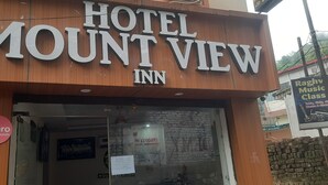 Placa de hotel para "Hotel Mount View Inn", com fachada de madeira e entrada de vidro.