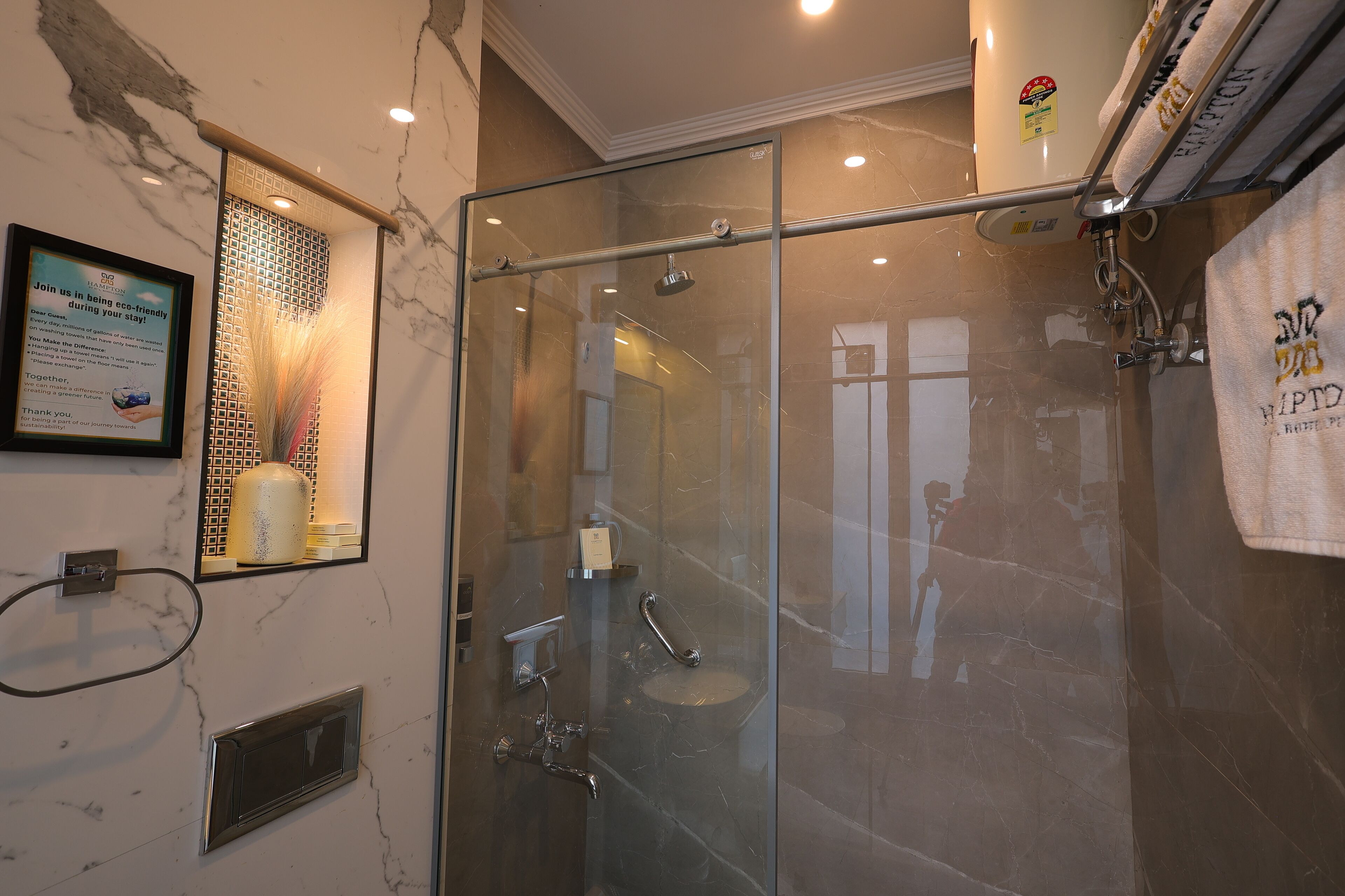 تجهيزات دش، مستلزمات مجانية للعناية الشخصية، مناشف، صابون