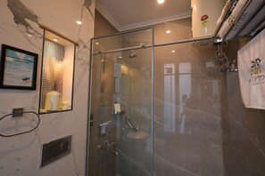 Dusj, toalettartikler (inkludert), håndklær og såpe