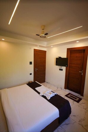 Basic Double Room | Desk, laptop workspace, soundproofing, free WiFi