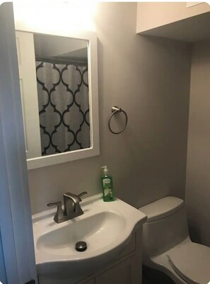 Dusch, hårtork, handdukar och tvål