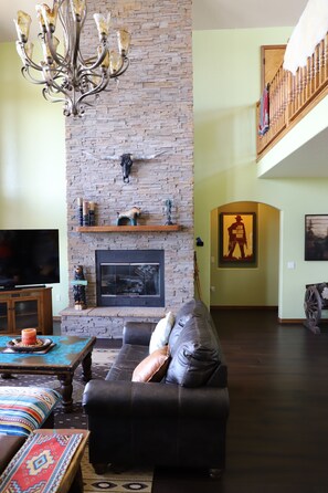 Smart TV, chimenea, estéreo y oficina 