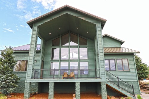 New Listing!! Luxury cliff-side retreat. Isolated & Serene with EPIC views.