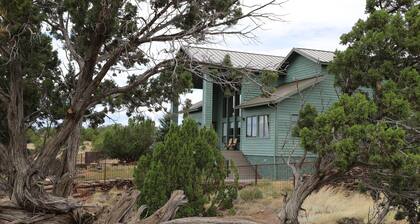 New Listing!! Luxury cliff-side retreat. Isolated & Serene with EPIC views.