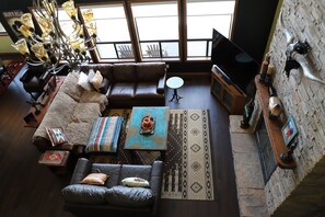 Smart TV, chimenea, estéreo y oficina 