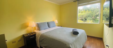 3 bedrooms, desk, iron/ironing board, free WiFi