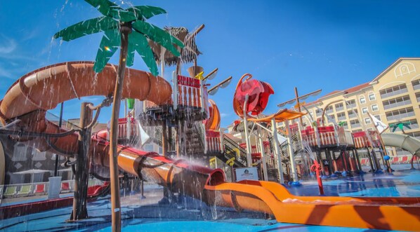 Una piscina al aire libre, una piscina climatizada