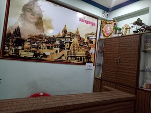 Lobby - We provide best rooms at affordable prices, with all attractions in varanasi . (Varanasi)