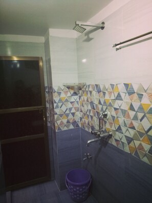 Shower, towels, soap, shampoo - We provide best rooms at affordable prices, with all attractions in varanasi . (Varanasi)