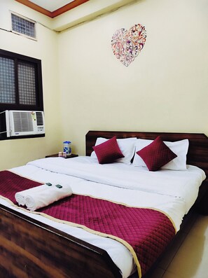 5 bedrooms, WiFi, bed sheets - We provide best rooms at affordable prices, with all attractions in varanasi .  (Varanasi)