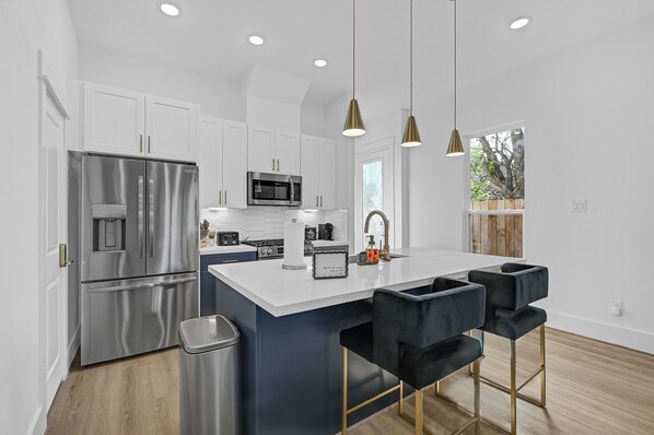 Frigorífic, microones, forn i placa de cuina