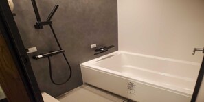 Chambre Deluxe avec lits jumeaux, vue sur la ville | Salle de bain | Séchoir à cheveux, pantoufles, serviettes fournies, savon