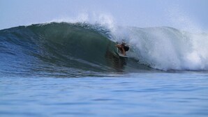 A surfer riding a large wave in the ocean. - Rancho Agua Fría (Jucuarán)