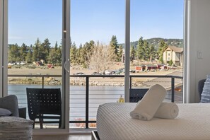 4 makuuhuonetta, työpöytä, silitysrauta/-lauta, vauvan matkasänky