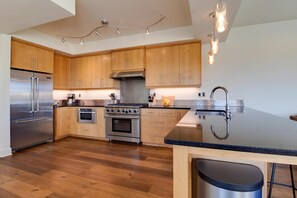 Frigorífic, microones, forn i placa de cuina