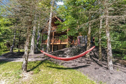 Lured Away
3-bedroom cabin in delightful Oakland with AC, WiFi