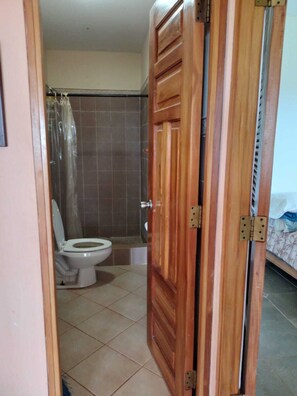 Een douche, handdoeken, zeep, toiletpapier