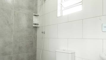 Douche, serviettes fournies, savon, papier toilette