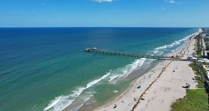 Outstanding Beach Townhouse! Just steps to beach, restaurants & shopping