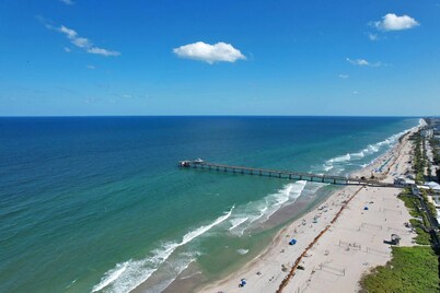 Outstanding Beach Townhouse! Just steps to beach, restaurants & shopping