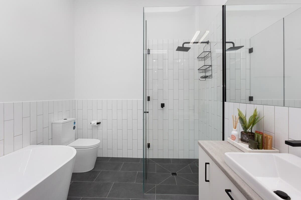 Shower, shampoo