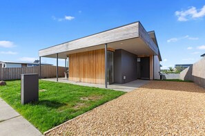 Exterior - A Box of Moonlight Stylish Holiday Home (Apollo Bay)