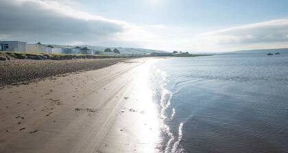 Cosy chalet with all year round sunroom. Ideal location in West Wales to explore