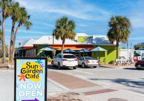 Restaurant - Luxe 3BR Siesta Key Home Pool (Siesta Key)