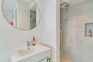 Apartment | Bathroom | Toilet paper - Q Studios 1 by Atlantic Holiday (Funchal)