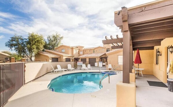 Alberca al aire libre y alberca climatizada