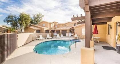 Cozy Ground Floor 2-bed Condo in Ahwatukee Foothills. Steps from Pool & Hot Tub