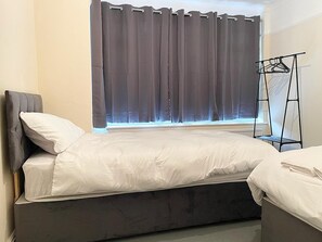 4 bedrooms, iron/ironing board, WiFi, bed sheets - Cosy home, 4 bedroom near Leeds centre, sleeps 7 (Beeston)