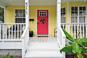 Exterior detail - Yellow Swann cozy cottage minutes from Live Oak Pavilion! (Wilmington)