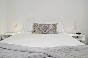 3 bedrooms, desk, travel cot, WiFi - Yellow Swann cozy cottage minutes from Live Oak Pavilion! (Wilmington)