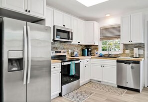 Fridge, microwave, oven, stovetop - Yellow Swann cozy cottage minutes from Live Oak Pavilion! (Wilmington)