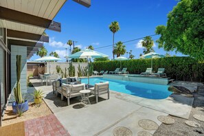 Una piscina al aire libre, una piscina climatizada